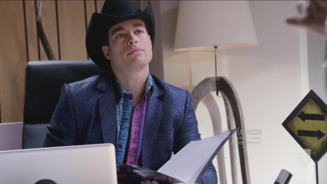 <b><a href="http://www.univision.com/novelas/la-doble-vida-de-estela-carrillo/danilo-carrera-es-danilo-cabrera-en-la-doble-vida-de-estela-carrillo">Danilo</a></b> siempre usa colores vivos, ¿qué tal esta combinación de rosa y azul?