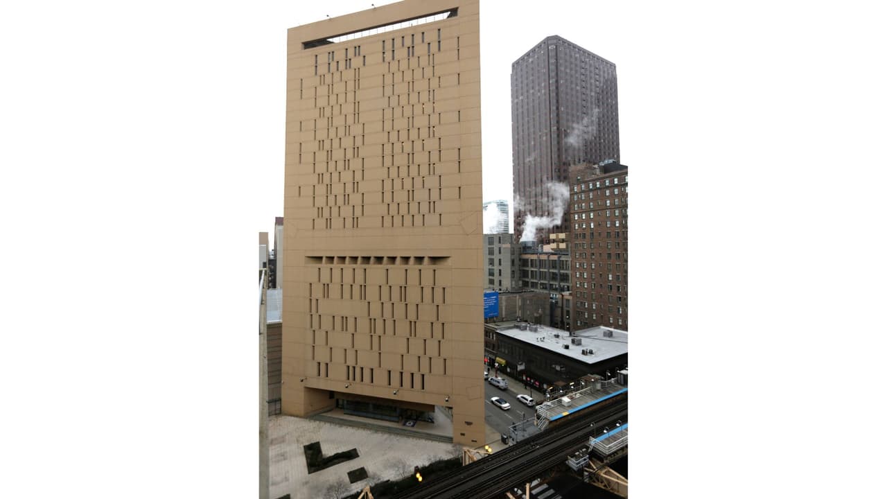 <b>La arquitectura de la prisión</b>
<br>
<br>El diseño de la prisión no es común y es triangular. El edificio fue diseñado por Harry Weese, un destacado arquitecto de la época moderna en Estados Unidos.
<br>
<br>La construcción comenzó en 1971 y 
<b>fue abierta en 1975, con la filosofía de que fuera "un sitio de rehabilitación"</b>. Es por esto que tiene otros rasgos distintos a otras prisiones federales.