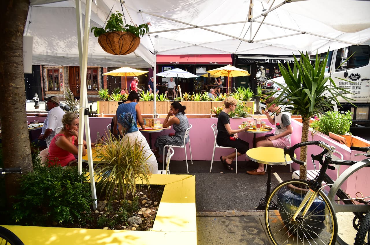 Anuncian nuevos cierres de calles en NYC durante el fin de semana para permitir más cenas al aire libre