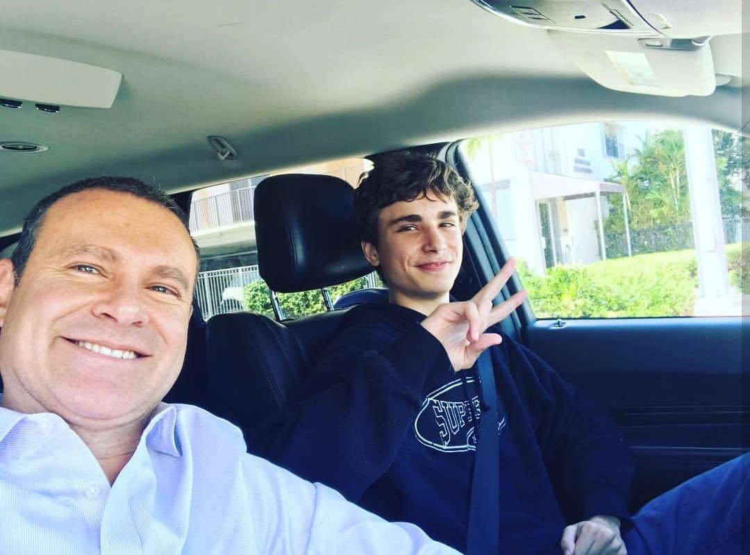 “Y mi @alextacherlois con permiso nuevo de manejo, ya se imaginarán cómo ando, agarrando hasta la lámpara… 0 y van 3 que ya manejan”, escribió Alan en Instagram. El conductor exclamó lo rápido que pasa el tiempo.
<br>