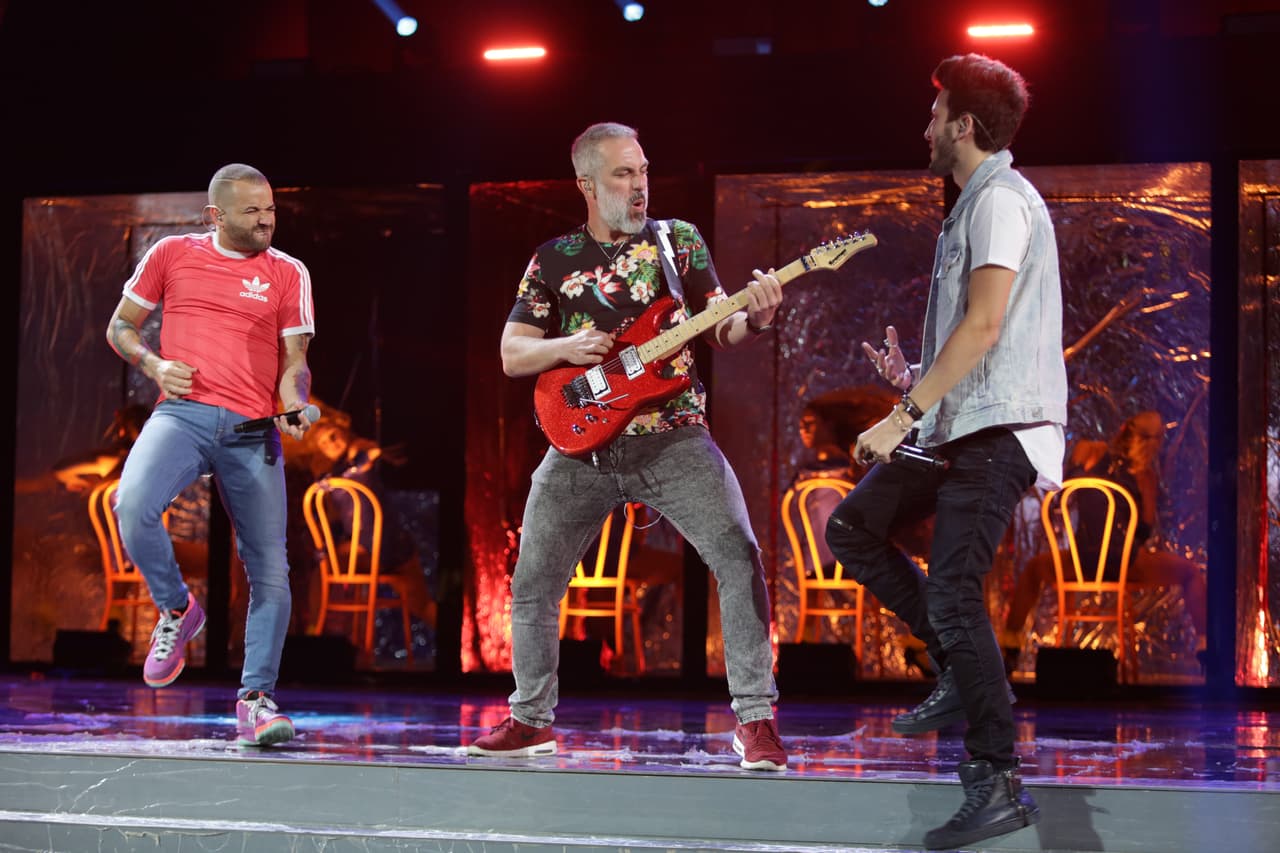 Para poder interpretar este tema, Sebastián Yatra estuvo acompañado por Nacho.