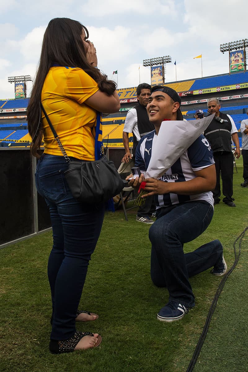 Uriel le propuso matrimonio a su novia Monaly, de Texas, en el Estadio Universitario previo al Clásico 117.