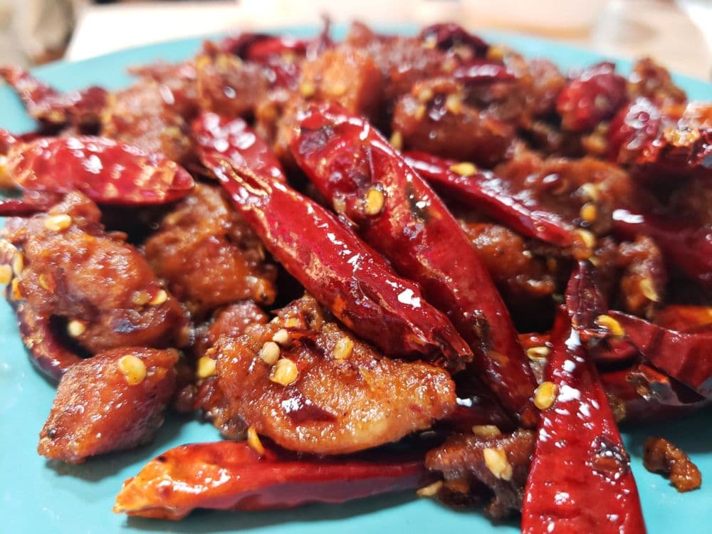 <b>Chong Qing Hot Pot</b>
<br>Dirección: 5385 New Peachtree Rd Chamblee, GA 30341
<br>Teléfono: (770) 936-1379
<br>Sitio web:
<a href="http://www.chongqing-hotpot.com/">http://www.chongqing-hotpot.com/</a>
<br>
<b><a href="https://www.yelp.com/map/chong-qing-hot-pot-chamblee">Cómo llegar</a></b>
<br>
<br>Una usuaria de Yelp dijo: “Pedí pollo picante Chong Qing, filete de pescado con berenjena. Los platos vienen con arroz blanco. La comida es excelente, estaban bien cocinados. Definitivamente regresaré para probar otros platillos”.