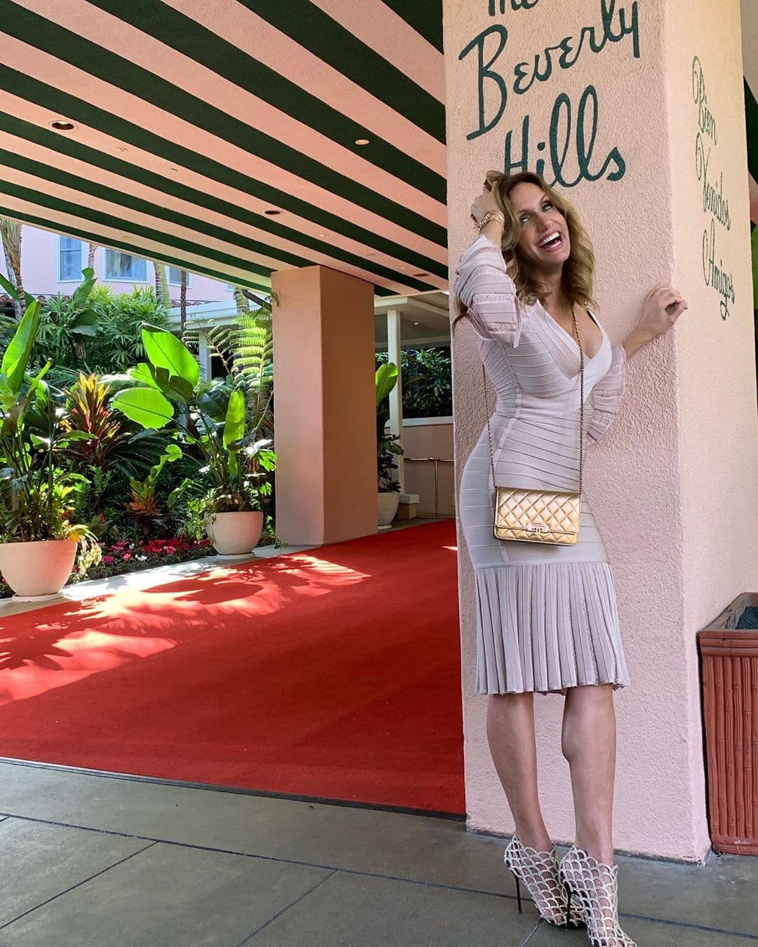 “Lo que no viene al caso es 
<b><a href="https://www.univision.com/shows/el-gordo-y-la-flaca/rusita-y-descarada-asi-llama-la-flaca-a-irina-baeva-mientras-sigue-consternada-por-como-actuo-gabriel-soto-video">contestarle a Geraldine</a></b> con fotos de la nueva muchachita esta, la rusita esta, la que la palabra empieza con ‘de’ […] ¡descarada!”, comentó Lili Estefan.