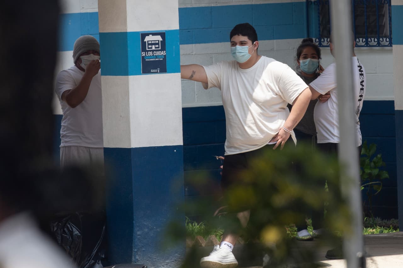 Los deportados pasan el tiempo en este lugar sin tomar todas las medidas de distanciamiento. El pasado martes el ministro de Salud de Guatemala dijo que los deportados desde Estados Unidos estaban aumentando la cifra de casos de covid-19 en el país.