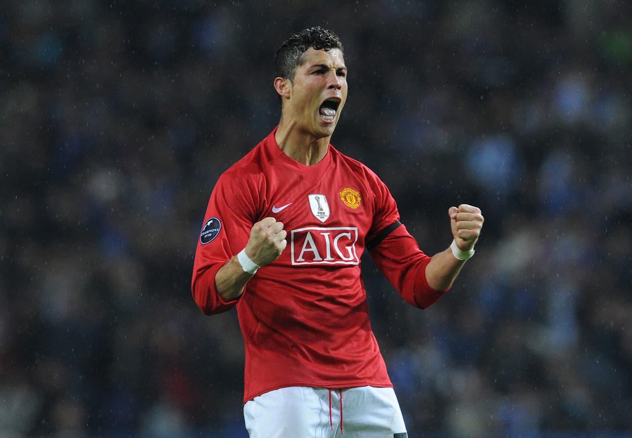 <b>3 – Cristiano Ronaldo –</b> El considerado por muchos como el mejor jugador del mundo, inició su carrera con el Manchester United de Sir Alex Ferguson en 2003 luego de haber jugado en el Sporting C.P. En sus seis años con el United, Cristiano logró adueñarse de tres Premier League, una FA Cup, dos Copas de La Liga, dos Supercopas de Inglaterra, una UEFA Champions League y un Mundial de Clubes.