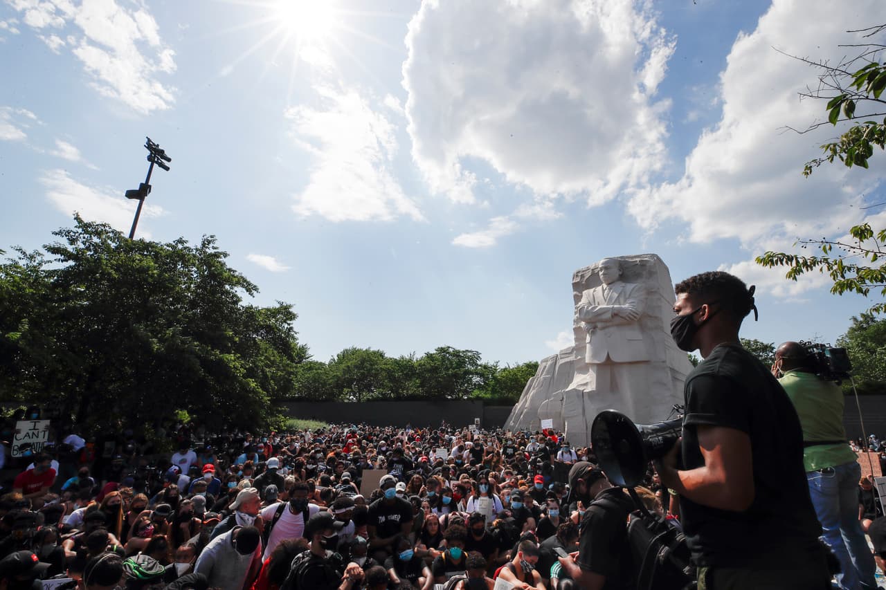Los manifestantes protestan el jueves 4 de junio de 2020 en el Memorial Martin Luther King Jr. en Washington, por la muerte de George Floyd.