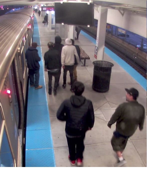 Imágenes captadas en cámaras de seguridad difundidas por la policía de Chicago para identificar a señalados.