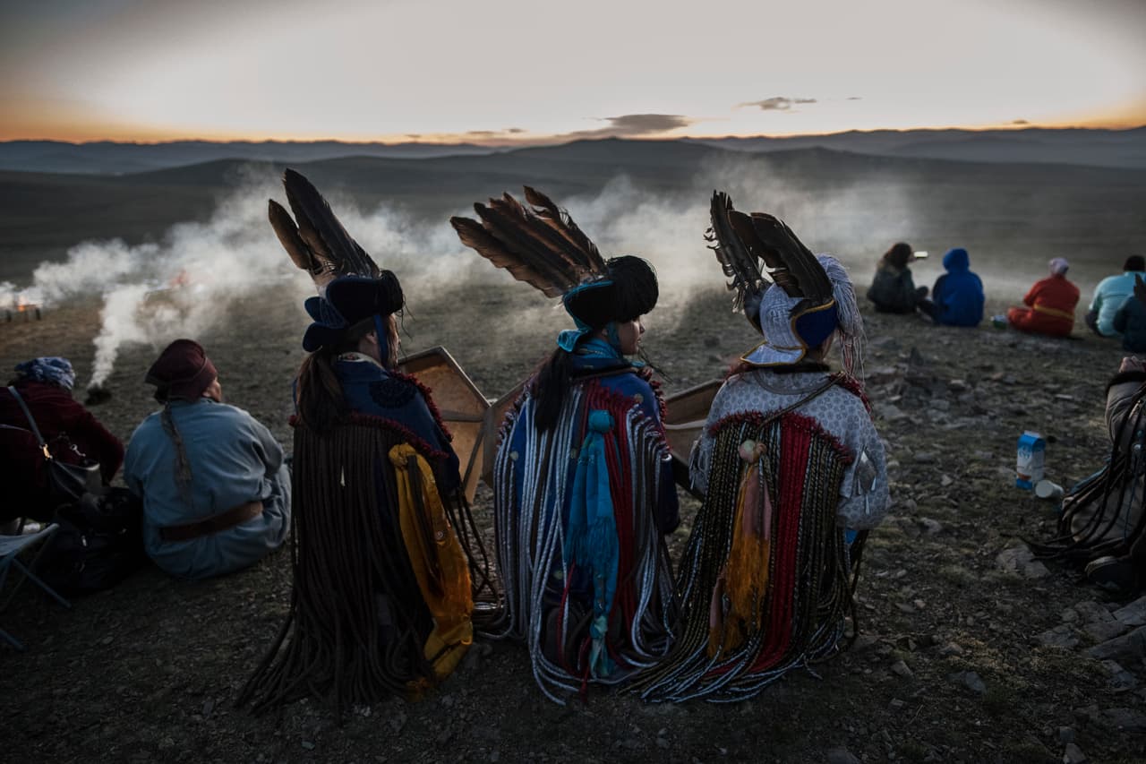 Chamanes mongoles durante un ritual del solsticio de verano de 2018 en Ulán Bator, Mongolia. Esta tradición estuvo prohibida durante 70 años bajo el régimen comunista, pero la antigua práctica del chamanismo, que rinde culto a la naturaleza y al cielo quedó protegida por la Constitución del país en 1992.
<br>