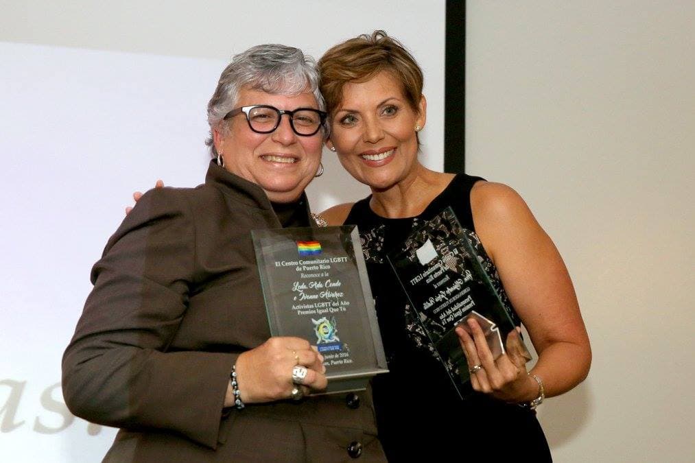Se le ha visto en varias actividades sociales, como en una entrega de premios. Aquí con la abogada y activista de la comunidad LGBTT, Ada Conde.