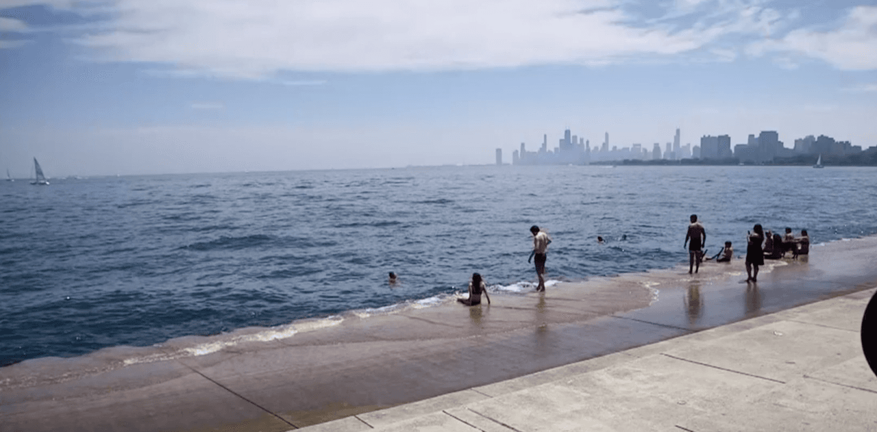 Menos de un cuarto de milla en la playa Montrose había un salvavidas prohibiendo la entrada a ciclistas y peatones. “
<b>Ya como quiera la gente ya siento que ha aprendido porque aunque no anden cubiertos o miren a otro cubierto siempre se hacen al lado, dice Glenda Quito, residente de Chicago. “Están usando el sentido común”.</b>