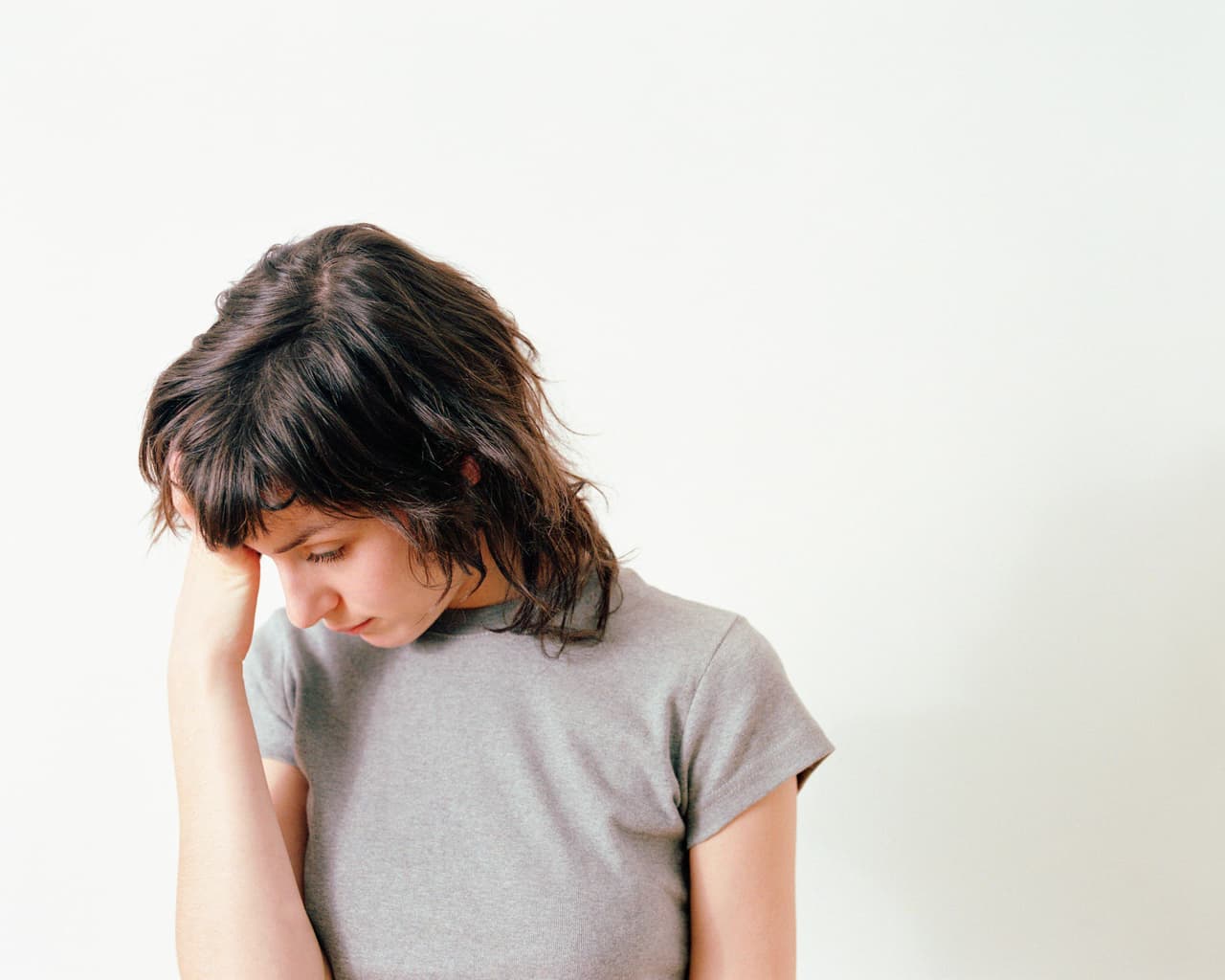 Hay tendencia a la dispersión y debes fijarte bien en lo que haces o dices para evitar descuidos que podrían ocasionar accidentes domésticos menores o problemas en tus relaciones personales.