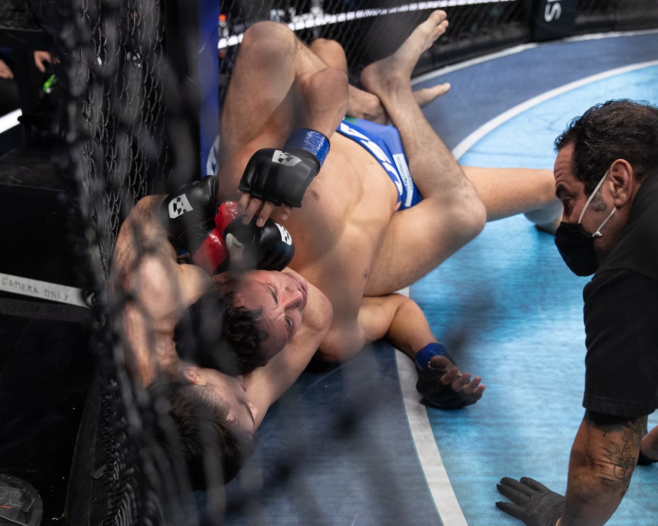 'Titán' Tena se lleva la noche en Combate Global con una guillotina 