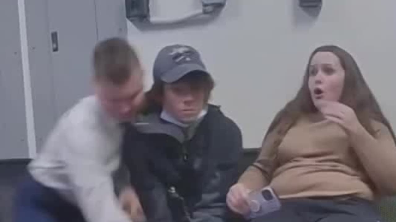 El momento en que un sospechoso de robo intenta dispararle a un policía: la pistola se bloqueó