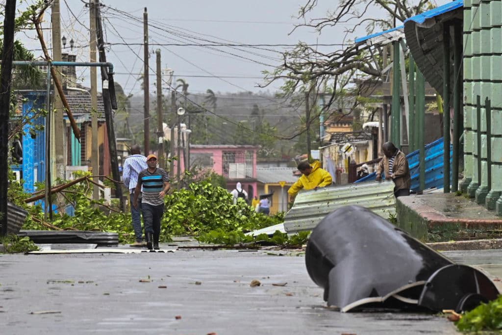Ian tocó tierra en la provincia cubana de Pinar del Río, donde las autoridades habilitaron 55 refugios, evacuaron a 50,000 personas, desplegaron personal de emergencias y tomaron medidas para proteger los cultivos en la principal región productora de tabaco del país.
<br>
<br>En la imagen, la gente limpia una calle en Consolación del Sur, Cuba, tras el paso del huracán Ian.