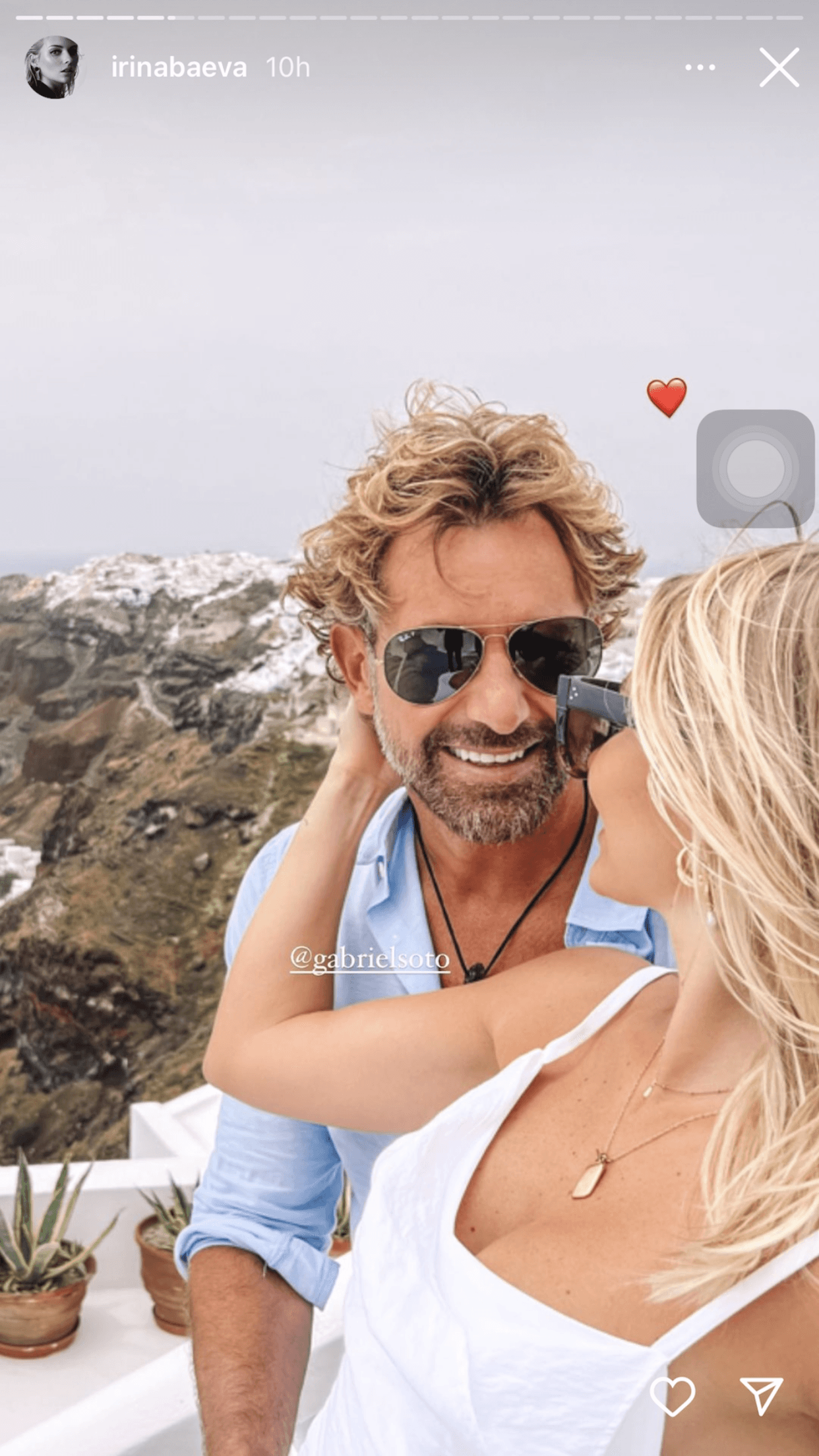 Actualmente, Gabriel Soto e Irina Baeva 
<b><a href="https://www.univision.com/famosos/gabriel-soto-irina-baeva-conflictos-amor-dividido-fotos" target="_blank">forman parte del elenco de la telenovela 'Amor dividido'</a></b> que se transmite en México. 
<br>
