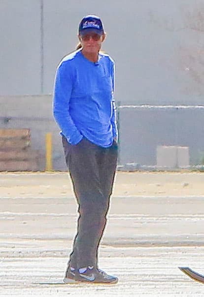 Supuestamente, llegó al centro médico en una van, pero en el asiento trasero.