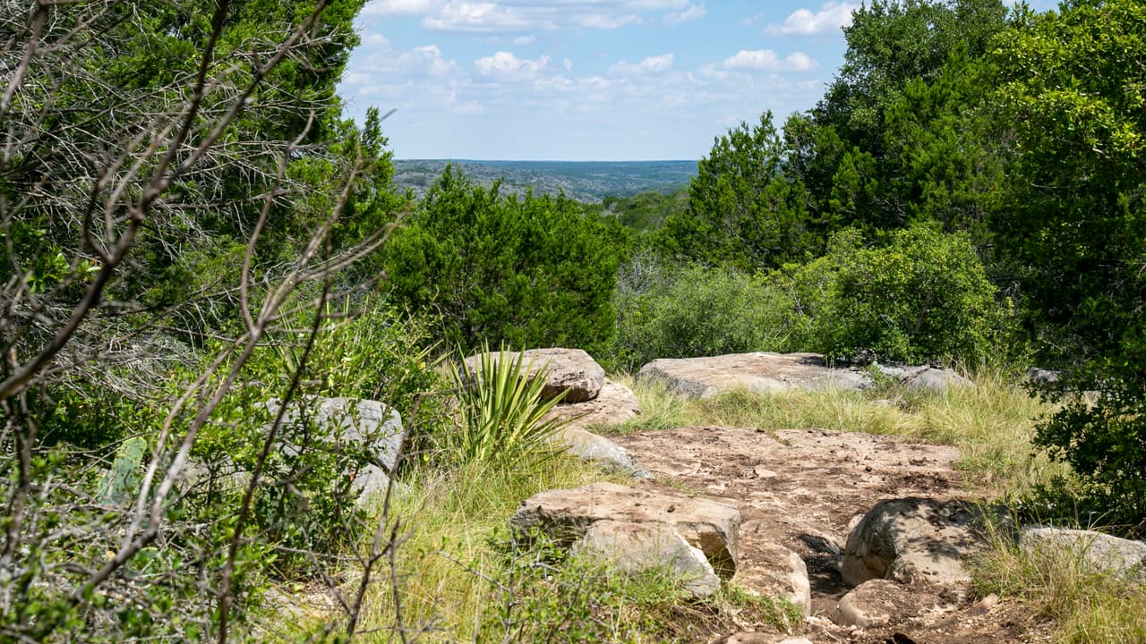 Algunos senderos no cuentan con áreas con sombras. Si la temperatura estará muy cálida, tome sus precauciones.