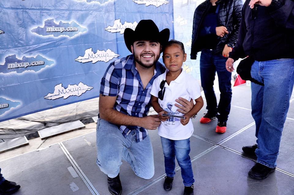 La breve gira de promoción que realizó Gerardo esta semana, fue en León, Guanajuato donde cientos de admiradores hicieron largas filas para conocerlo.