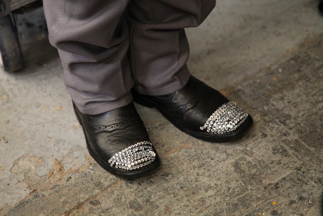 No podíamos olvidar las botas, que 'mini Albertano' lució orgulloso. Incluían ese toque muy personal, con aplicaciones de brillos en las puntas.