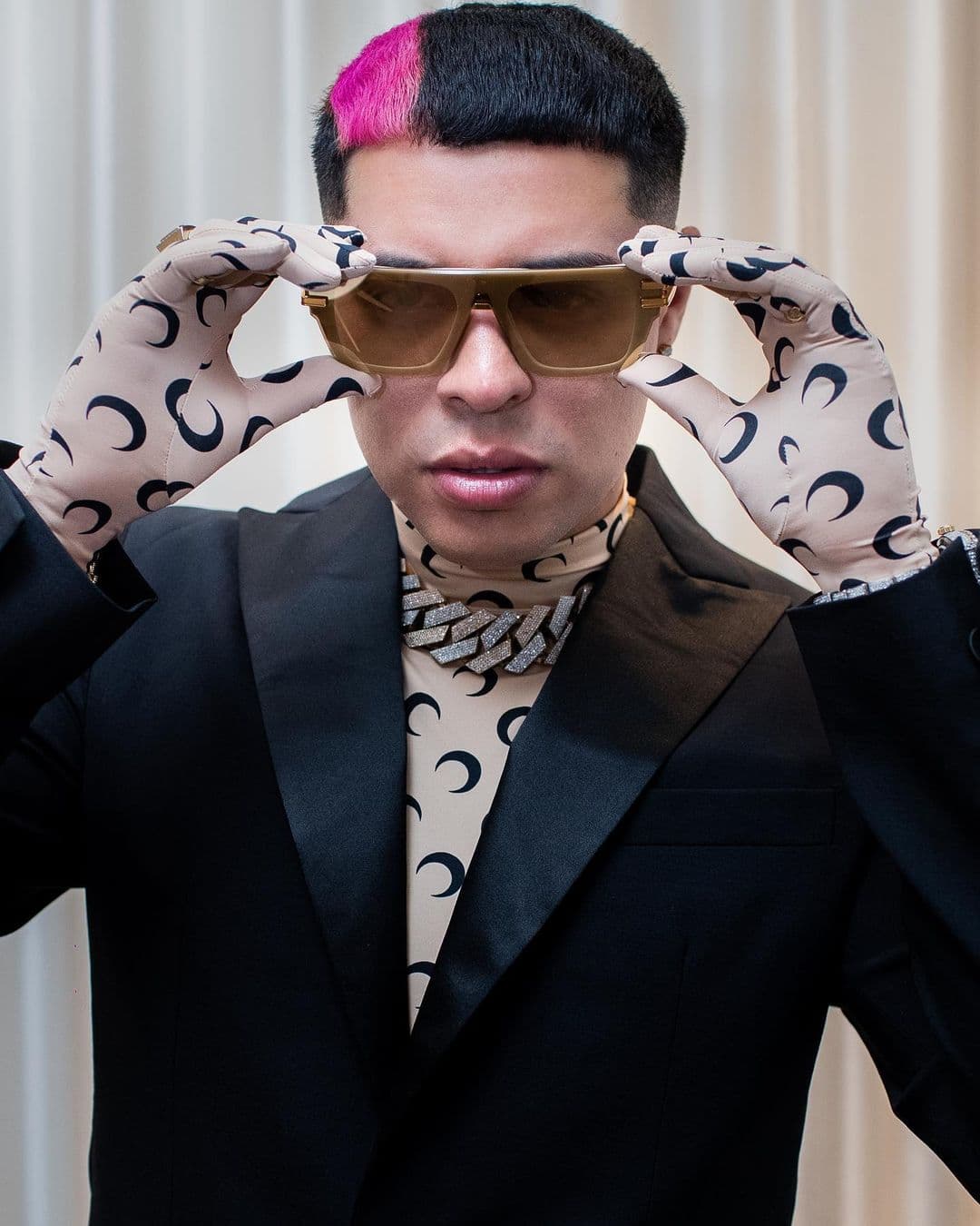 Eduin Caz ha demostrado ser amante de la moda y cada vez es más frecuente verlo con exclusivos modelos. Arriba lo vemos con un top de la diseñadora Marine Serre, quien se ha encargado de vestir a grandes figuras de la música como Dua Lipa.