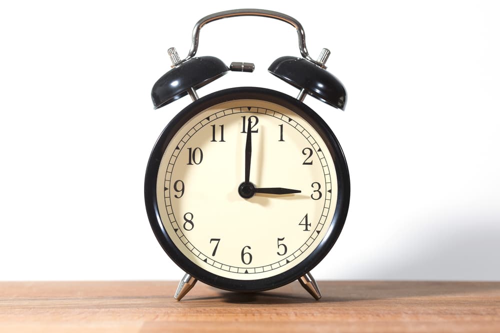 Sea cual sea la razón, a través de los años he escuchado muchas historias – y yo también lo experimento personalmente – en las que repentinamente uno despierta y al mirar el reloj son las 3:00 am, 3:03 am ó 3:33 am.