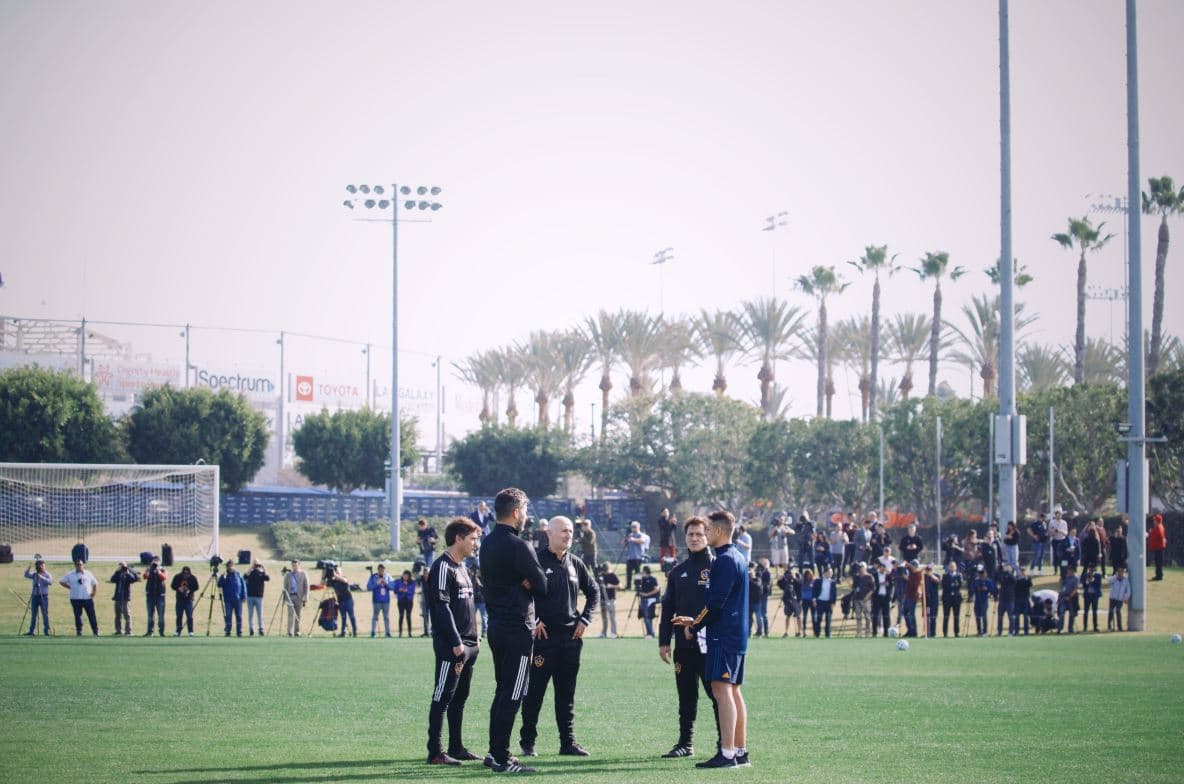 ¡Llegó CH14 al entrenamiento! Ya se presentó con el DT y sus compañeros