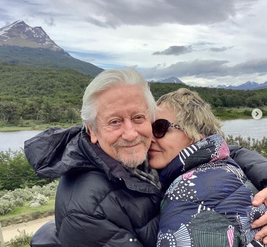 Adelantó que, pese a que ya fueron dados de alta, ellos deberán seguir aislados en su departamento en la capital mexicana: "Aunque las pruebas den negativas, todavía tenemos que seguir 
<b><a href="https://www.univision.com/noticias/salud/coronavirus-un-tercio-de-los-fallecidos-en-nueva-york-son-latinos-se-agotan-las-reservas-de-equipos-medicos-en-eeuu" target="_blank">dos semanas más aislados</a></b>".
<br>