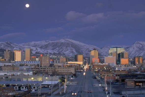 <b>2. Salt Lake City, Utah.</b> Tiene la comunidad de personas mayores más comprometida, el 40.3% hace trabajo voluntario. El costo promedio del Medicare es de 8,914 dólares, más bajo que el promedio de todas las ciudades (9,627). El número de proveedores de servicios de enfermería a domicilio es de 2.8 por cada 100 habitantes. Salt Lake City no parece ser un atractivo para personas mayores, ya que solo el 1.5% de ellos se mudaron allí desde otros lugares. Tiene un total de 61.3 puntos en el ránking.