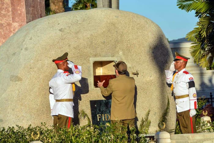 El presidente cubano Raúl Castro fue el encargado de depositar las cenizas de su hermano Fidel en un monumento creado en su memoria en el cementerio de Santa Ifigenia de Santiago de Cuba.