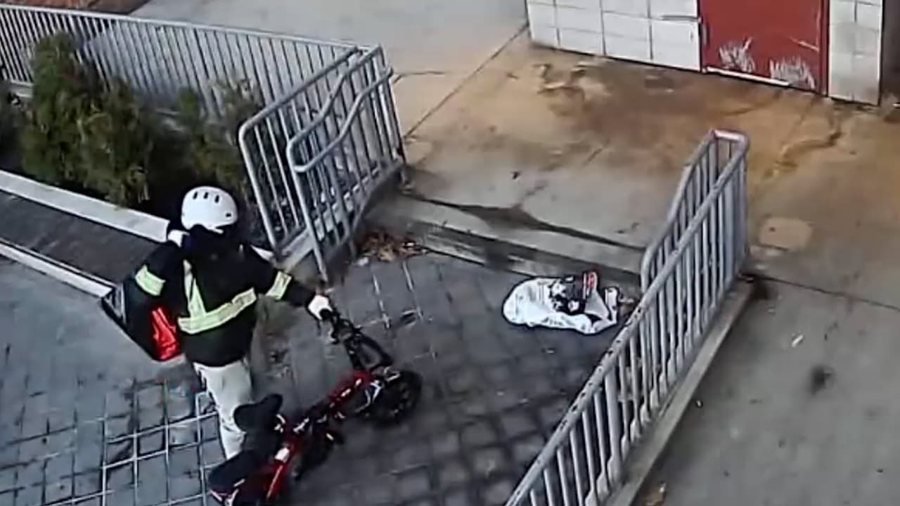 Se disfraza de repartidor de comida para matar a un hombre en Manhattan