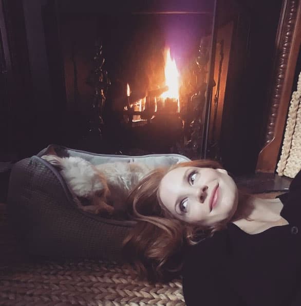 JESSICA CHASTAIN
<br>Relajándose en casita, con sus mascotas y junto al fuego