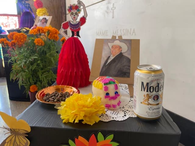 <b>Las ofrendas</b>
<br>También se acostrumbra a colocar las comidas, golosinas y bebidas favoritas de los difuntos.