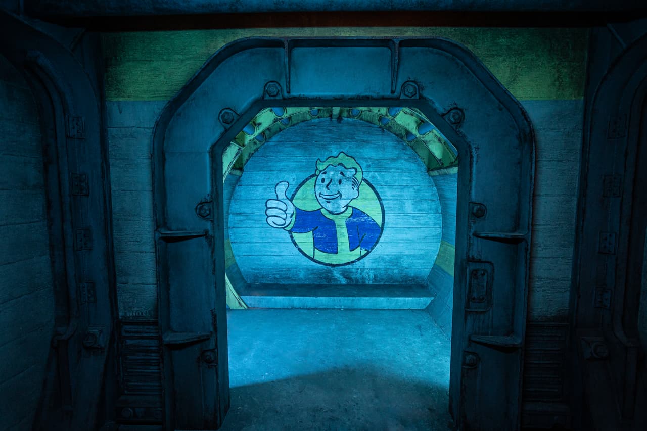 <b>Fallout - </b>Los visitantes recorren un páramo postapocalíptico inspirado en la serie de Prime Video, donde escenas y personajes icónicos emergen para sumergirlos en un mundo devastado lleno de amenazas constantes.