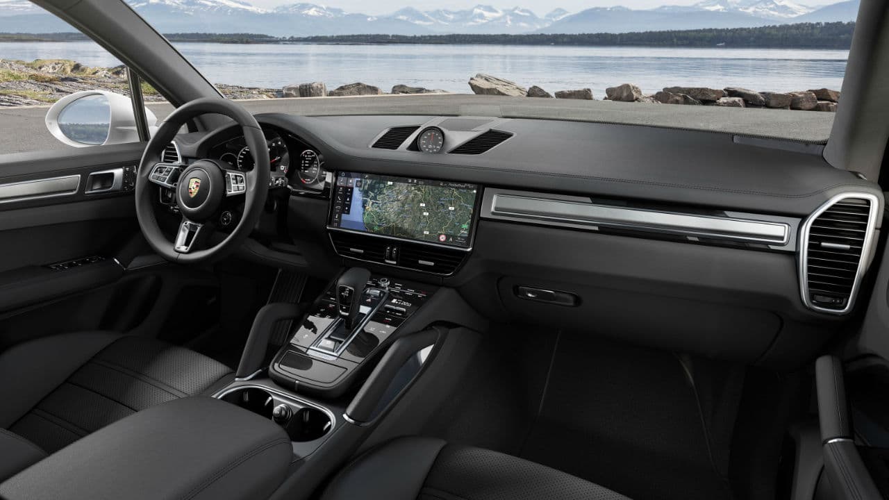 El tablero fue totalmente rediseñado, 
<b>atrás quedaron todos los botones</b> que se ofrecían en anteriores versiones. Fueron sustituidos por una pantalla táctil de alta definición de
<b> 12.3 pulgadas</b>, la cual funciona como centro de mando para la mayoría de las funciones.