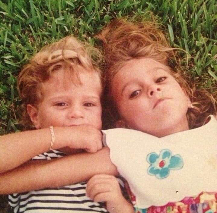 Tiene un hermano menor que siempre la ha apoyado en su carrera artística.