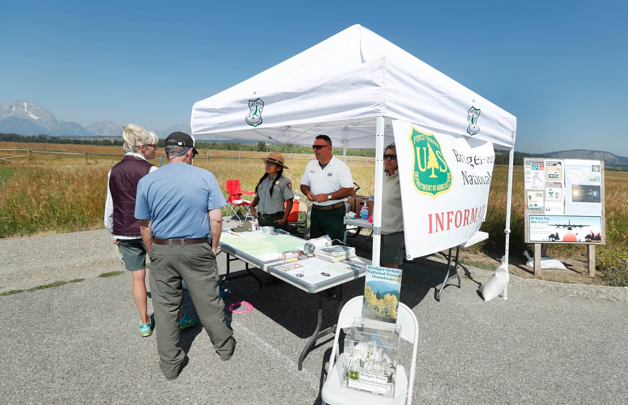 Se han dispuesto varios puestos de información en el Parque Nacional Grand Teton, en Jackson, Wyoming que ha recibido masivamente turistas porque este es uno de los lugares en los que experimentará 100% el eclipse.