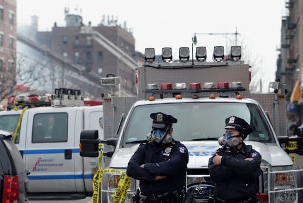 El derrumbe de dos edificios en el barrio de Harlem se debió a una explosión por una fuga de gas y confirmó al menos dos muertos, 18 heridos y varias personas desaparecidas. "La tragedia se originó por una explosión de gas y sabemos que hemos perdido a dos personas y que hay 18 heridos de diversa consideración y varias personas desaparecidas", dijo el alcalde de Nueva York, Bill de Blasio en una conferencia de prensa junto al lugar del siniestro. De Blasio detalló que las autoridades procederán a buscar entre los escombros una vez que los bomberos controlen el incendio, tras explicar que quince minutos antes de la explosión un vecino llamó a la empresa ConEdison para alertar de una fuga de gas