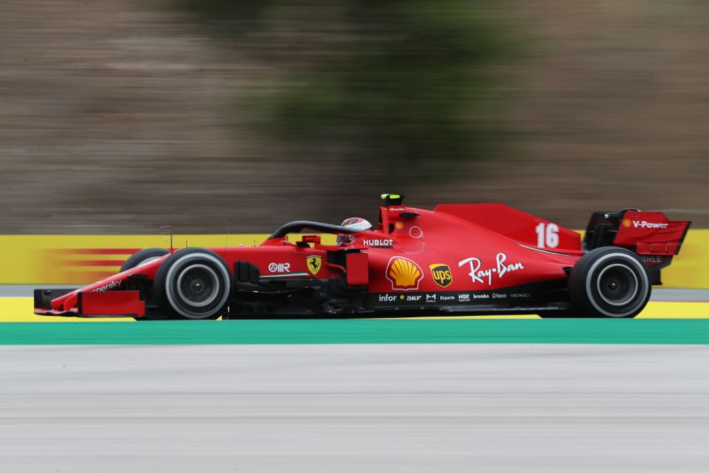 Lewis Hamilton lo hace de nuevo y rompe récord mundial con 92 carreras ganadas en la Formula 1. Se le unen al podio Valtieri Bottas y Max Verstappen. Muy buenas carreras de Charles Leclerc y del mexicano Sergio Pérez, pero la lluvia fue factor importante en este Gran Premio de Portugal.