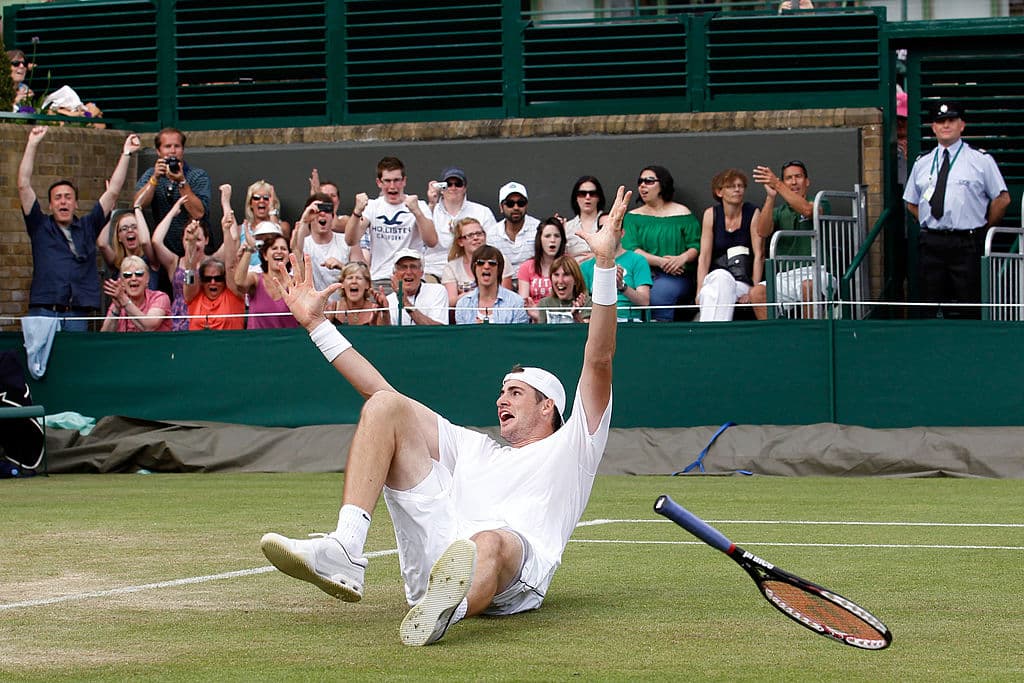 1. John Isner celebra su victoria en el partido más largo en la historia del tenis, sobre el francés Nicolas Mahut en el Abierto de Wimbledon 2010. Jugaron 11 horas y cinco minutos.