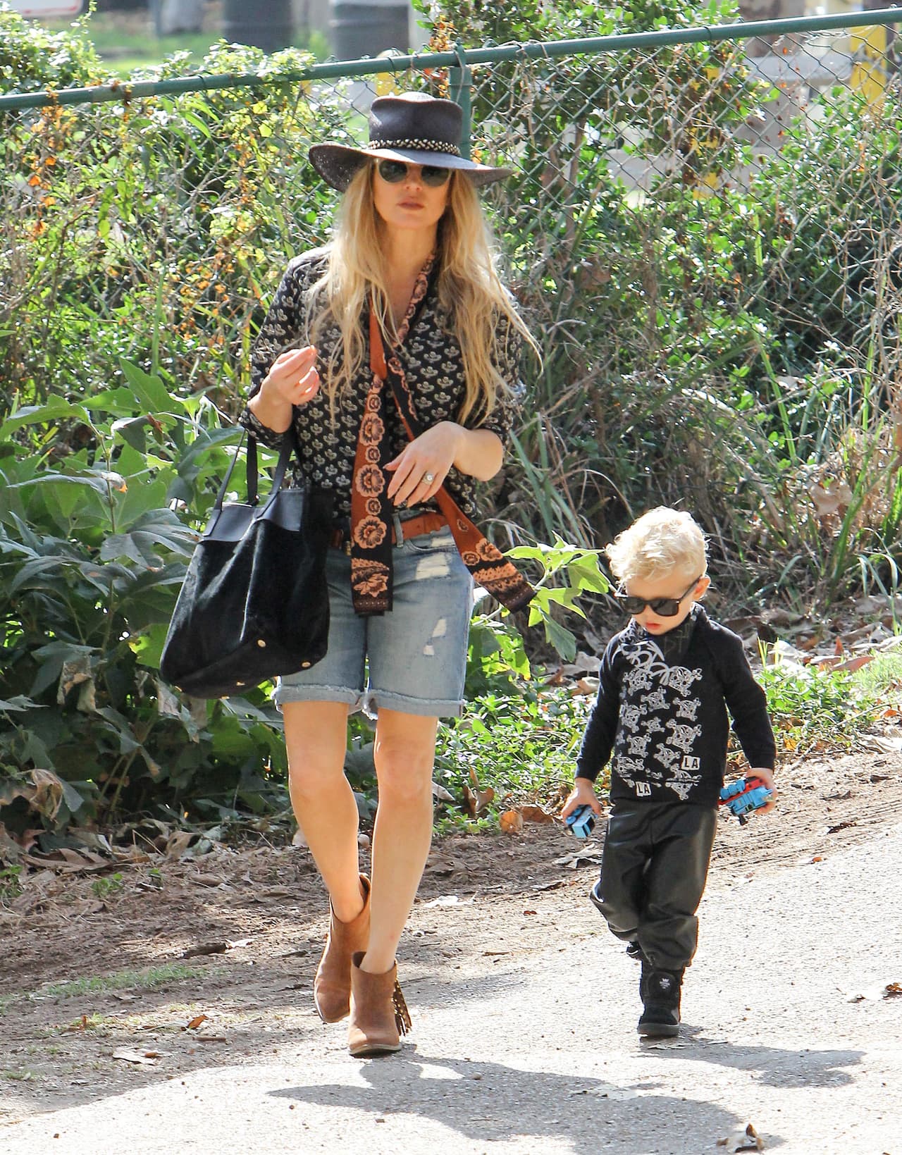 La cantante sale de compras con su pequeño Axl, quien tiene toooda la actitud.