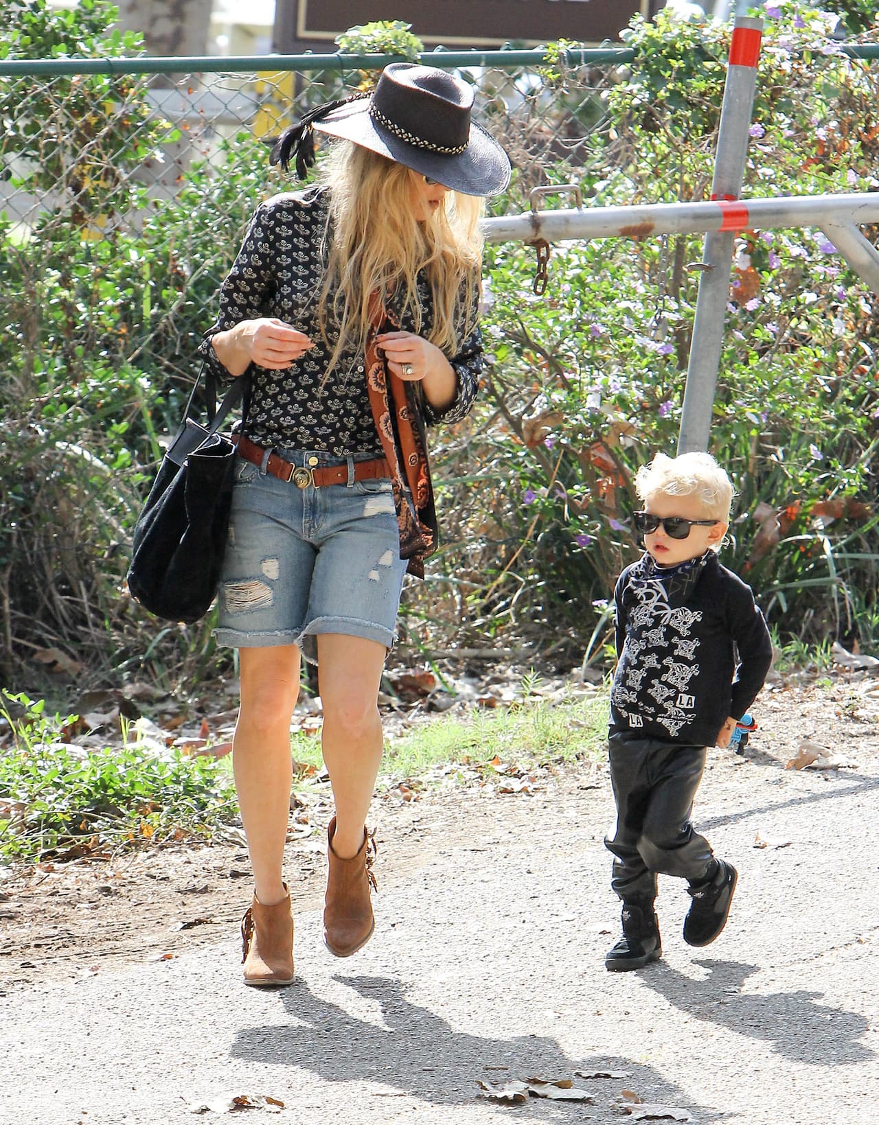 La cantante sale de compras con su pequeño Axl, quien tiene toooda la actitud.