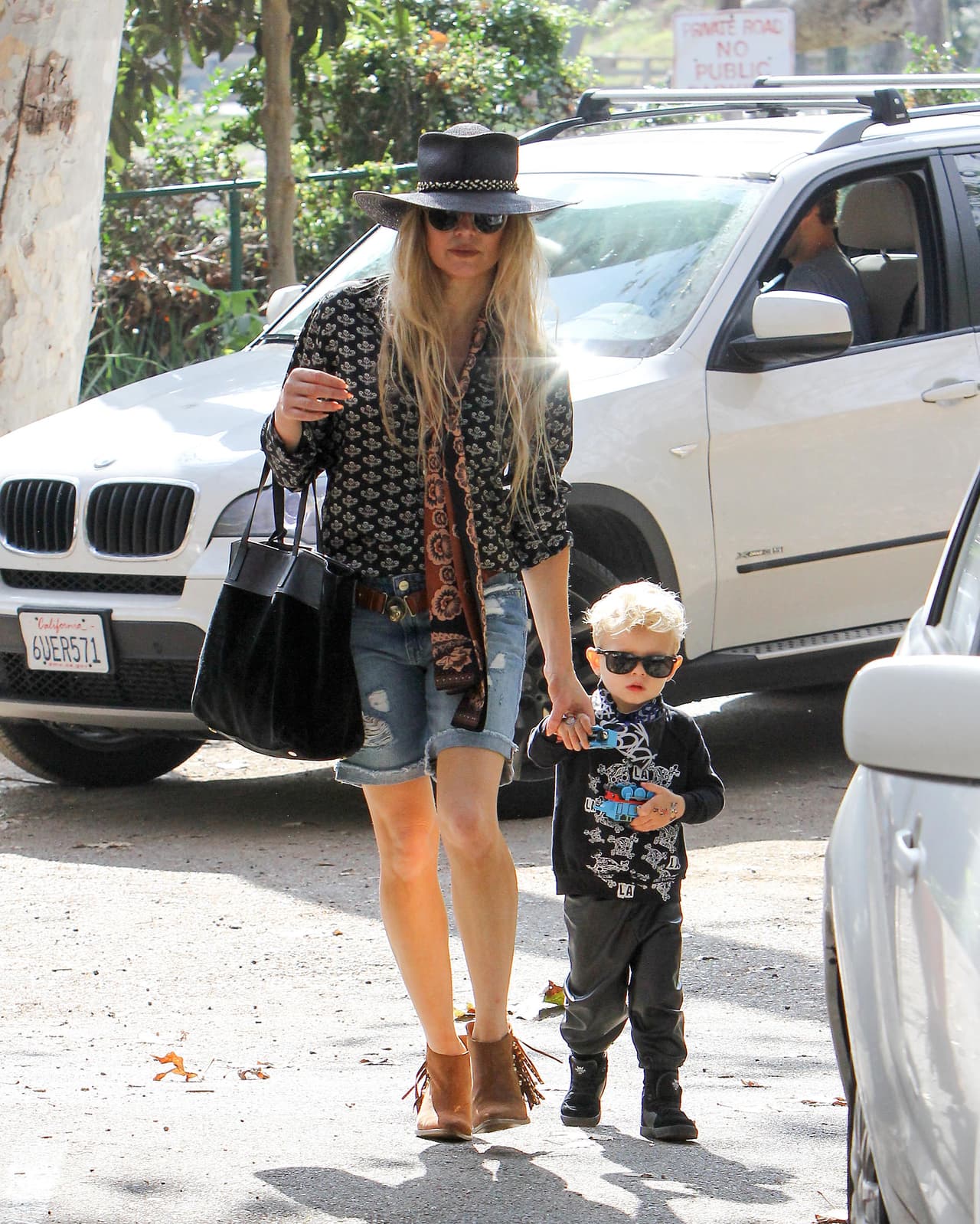La cantante sale de compras con su pequeño Axl, quien tiene toooda la actitud.