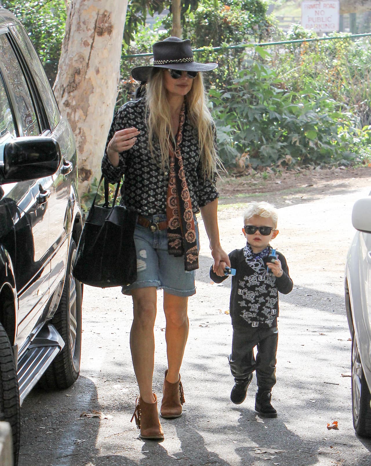 La cantante sale de compras con su pequeño Axl, quien tiene toooda la actitud.