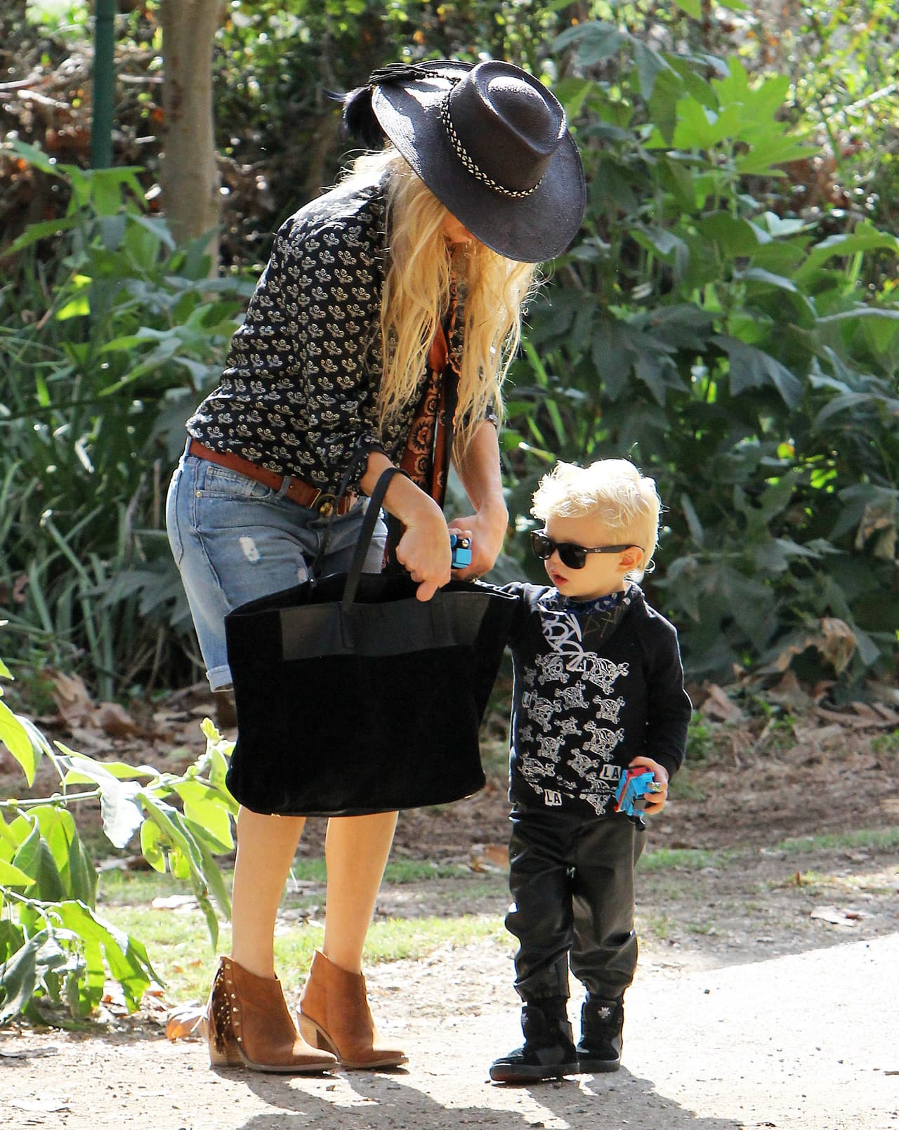 La cantante sale de compras con su pequeño Axl, quien tiene toooda la actitud.