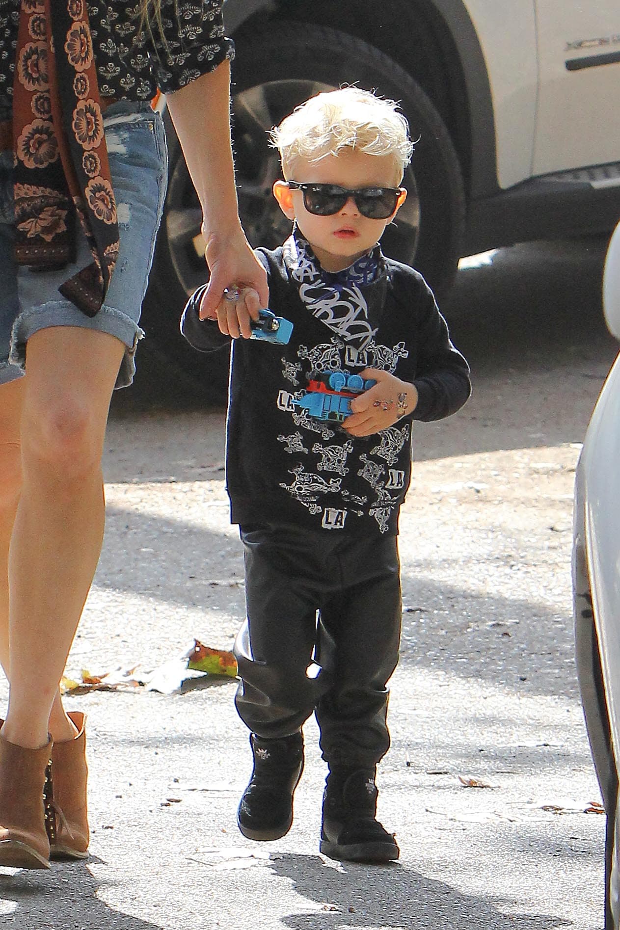 ¡Con pants de cuero!