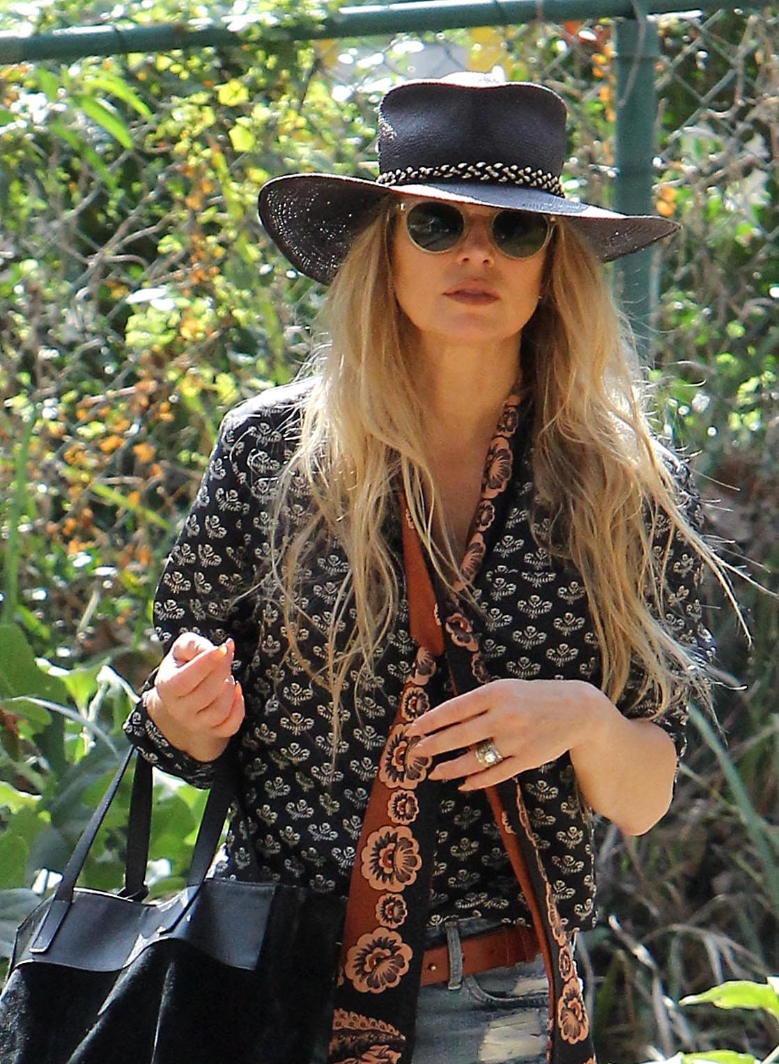 Ella también con un look bohemio, chic... como gustes llamarlo.