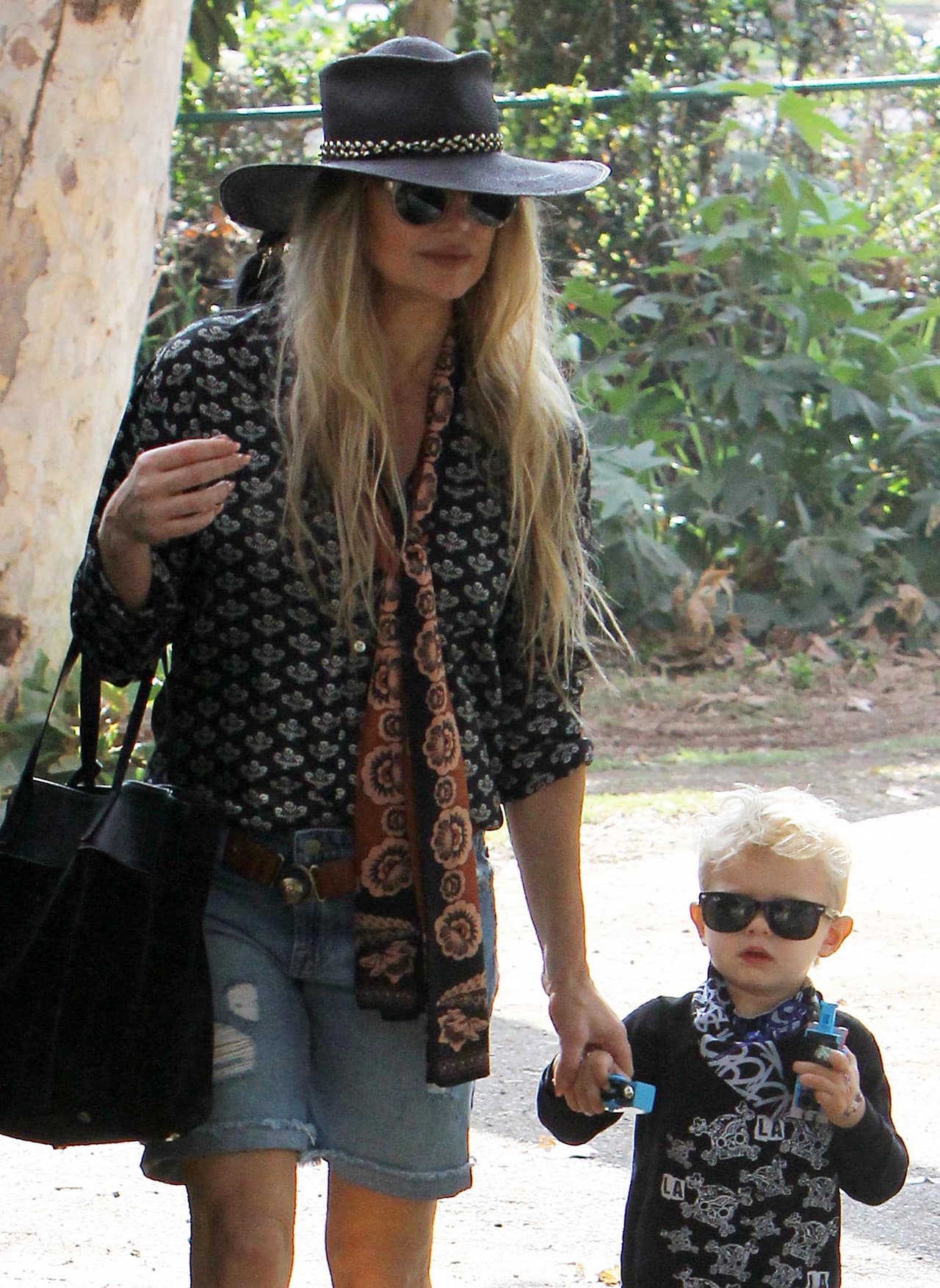 La mami está muy orgullosa con su pequeño.