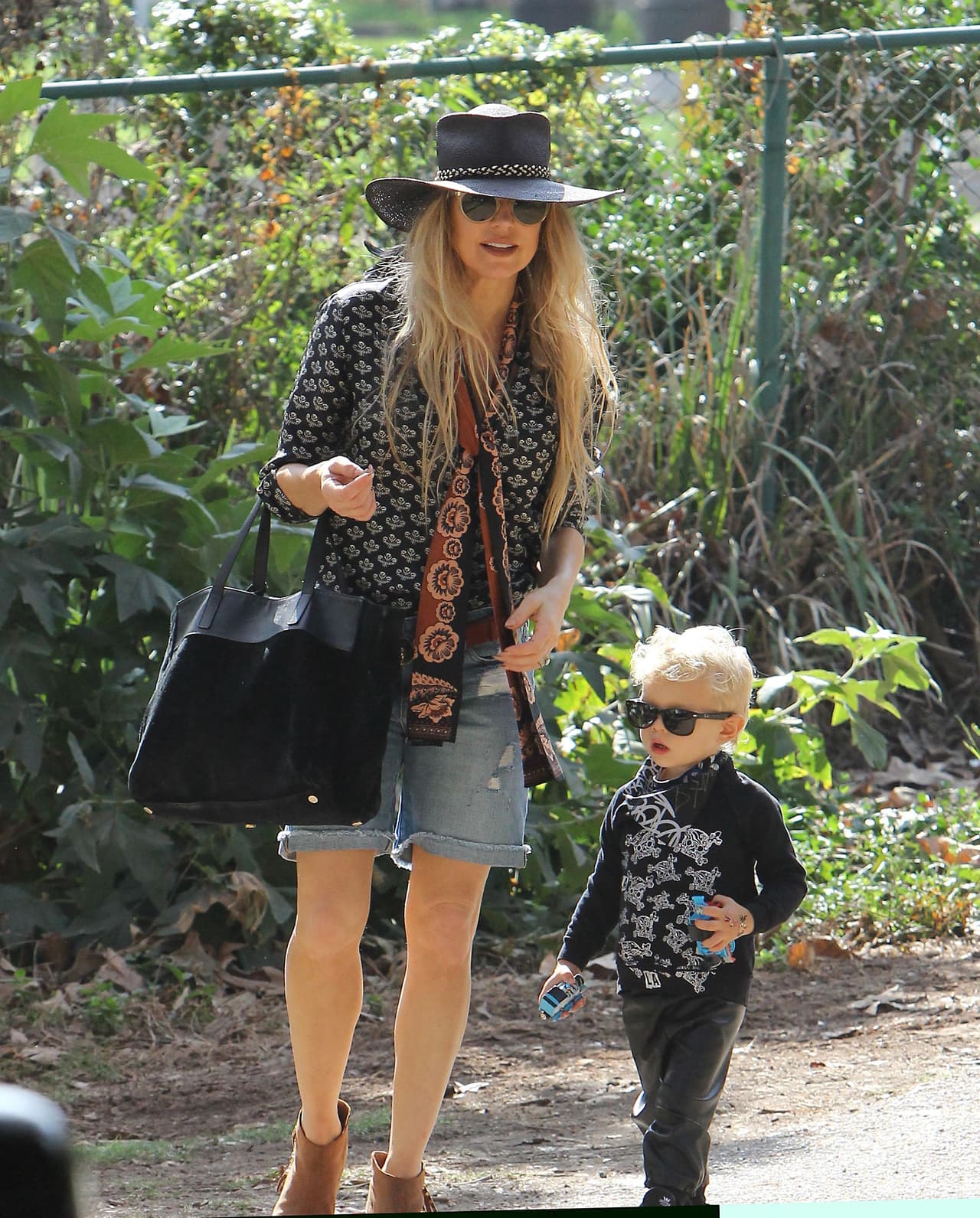 El nene salió como todo un rockero a las calles.