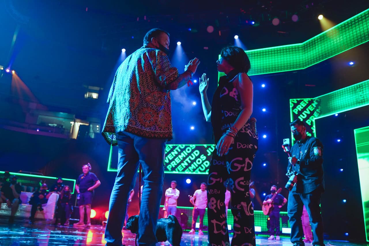 No podía faltar la guía de su papá, Pepe Aguilar, en este ensayo.